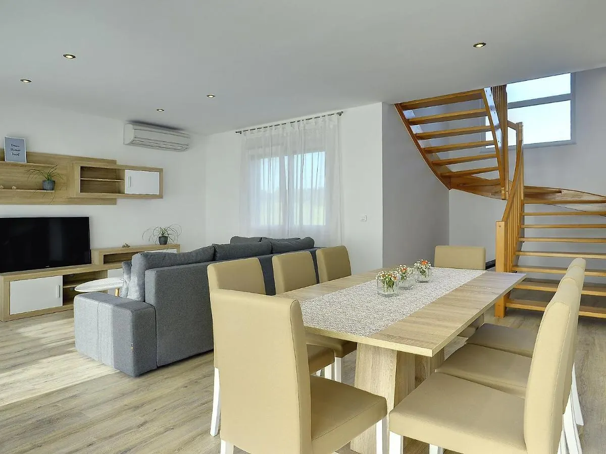 Comfortable House With Large Garden Galizana