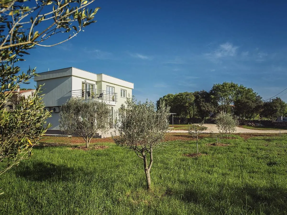 Comfortable House With Large Garden Galizana