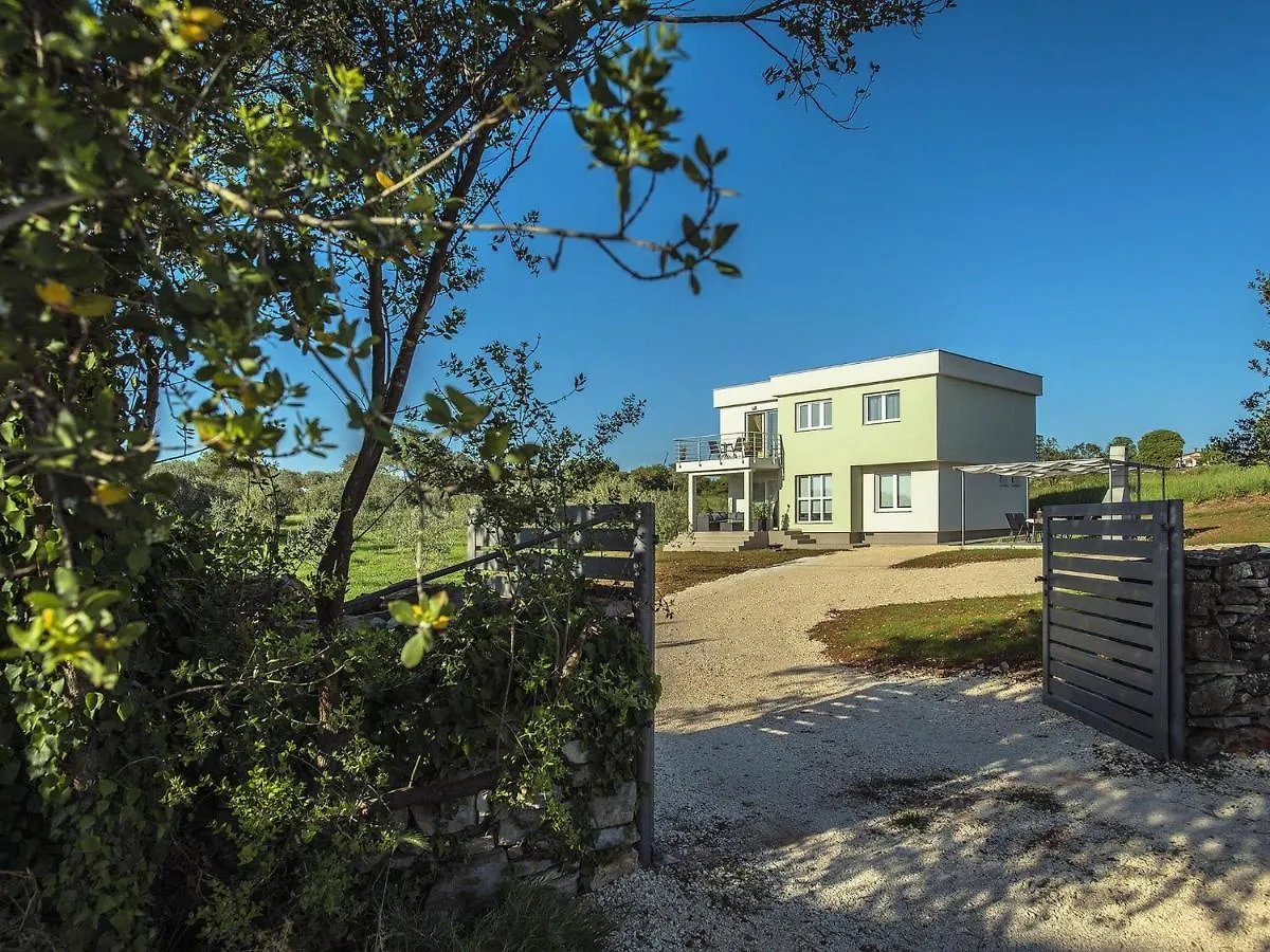 Comfortable House With Large Garden Galizana