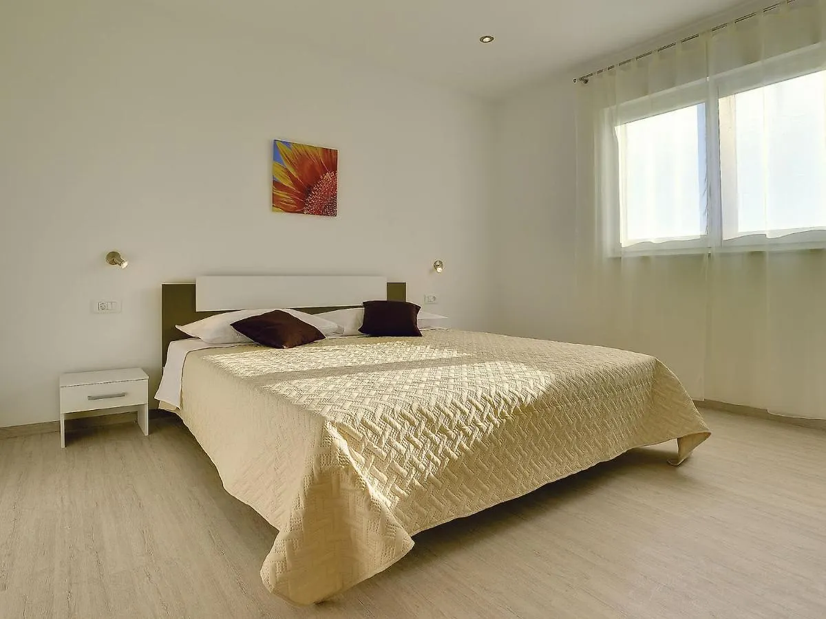 Comfortable House With Large Garden Galizana Croatia