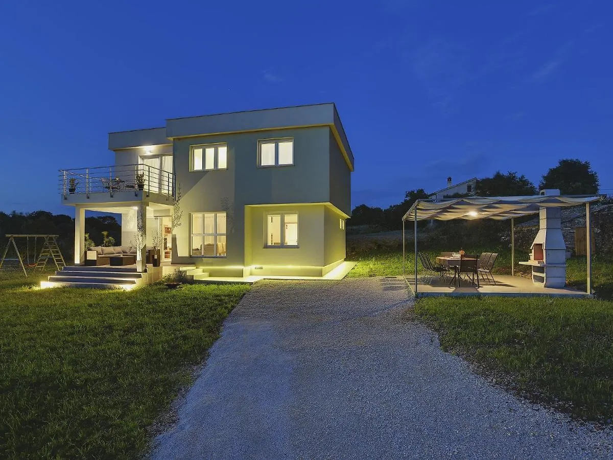Comfortable House With Large Garden Galizana 0*,